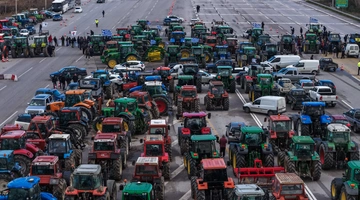 Αποκλεισμός της Εθνικής Οδού από αγρότες στα διόδια των Μαλγάρων