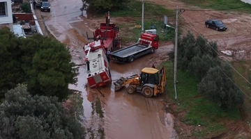 Εναέρια πλάνα από τη λάσπη στη Βάρη
