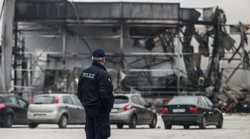 Έξω από το κατεστραμμένο εργοστάσιο της «Βιολάντα»