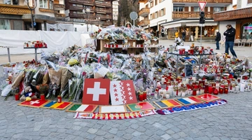 Λουλούδια και κεριά για τα θύμα της τραγωδίας στο Κραν Μοντανά