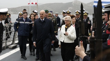 Ο Νίκος Δένδιας και η Γαλλίδα ομόλογός του, Κατρίν Βοτρέν, στη φρεγάτα «Κίμων»