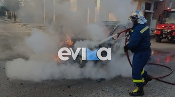 Το αυτοκίνητο που τυλίχθηκε στις φλόγες στην Εύβοια