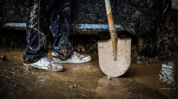 Στιγμιότυπο από τις προσπάθειες αποκατάστασης στη Γλυφάδα