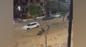 Η στιγμή της διάσωσης στη Γλυφάδα