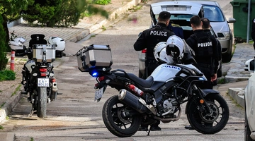 Αστυνομικές δυνάμεις στην περιοχή του φόνου στη Γλυφάδα