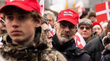 Διαδηλωτές στη Δανία με το κόκκινο καπέλο κατά του Τραμπ