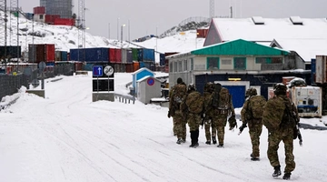 Δανοί στρατιώτες αποβιβάστηκαν στο Νουούκ της Γροιλανδίας