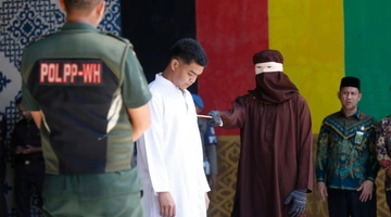 Ζευγάρι στην Ινδονησία τιμωρήθηκε με δημόσιο ραβδισμό