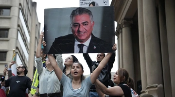 Συντηρητικοί και ακροδεξιοί διαδηλώνουν υπέρ της μοναρχίας στο Ιράν