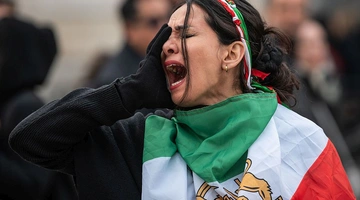 Γυναίκα κατά τη διάρκεια διαμαρτυρίας στο Ιράν