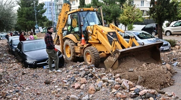 Εικόνα καταστροφής στη Γλυφάδα μετά το πέρασμα της κακοκαιρίας