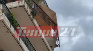 Μπαλκόνι ξηλώθηκε από τους θυελλώδεις ανέμους