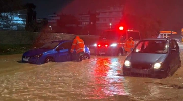 Ποτάμι με ακινητοποιημένα οχήματα η Ποσειδώνος