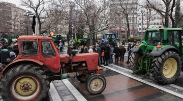«Παρέλαση» τρακτέρ στη Λάρισα