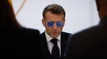 Ο Εμανουέλ Μακρόν με τα γυαλιά ηλίου του