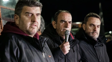 Ο Ρίζος Μαρούδας μαζί με άλλους αγρότες στο μπλόκο της Λάρισας