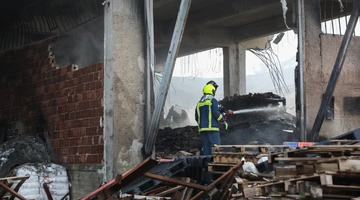 Φωτιά σε εργοστάσιο στο Μενίδι