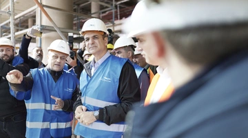 O Κυριάκος Μητσοτάκης στο υπό κατασκευή διεθνές αεροδρόμιο στο Καστέλι