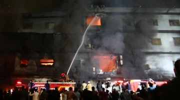 Φονική φωτιά σε εμπορικό κέντρο στο Καράτσι