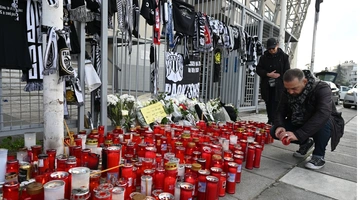 Πολίτες αφήνουν λουλούδια και φαναράκια για τους νεκρούς οπαδούς του ΠΑΟΚ