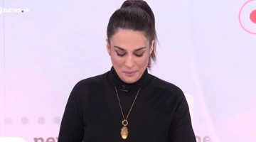 Η παρουσιάστρια ανακοινώνει τον θάνατο του Δημήτρη Μητσιώνη