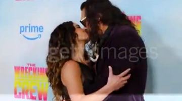 Ο Τζέισον Μομόα με την σύντροφό του