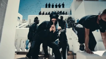 Στιγμιότυπο από το βίντεο κλιπ του Bad Bunny στη Μύκονο