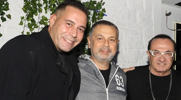Ο Γιώργος Μάρκου (μέση) με τον Valentino και τον Λευτέρη Πανταζή