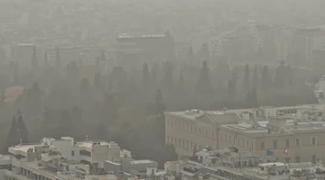 Αφρικανική σκόνη πάνω από το Σύνταγμα και τον Εθνικό Κήπο