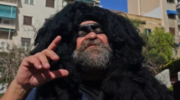 Ένας από τους καρναβαλιστές στο Παγκράτι