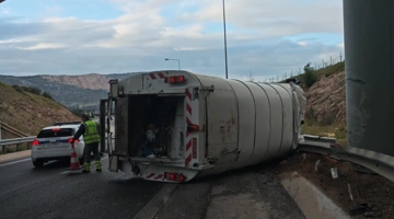 Το απορριμματοφόρο που ανετράπη