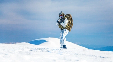 Στρατιώτης με χειμερινό καμουφλάζ κάπου στην Αρκτική