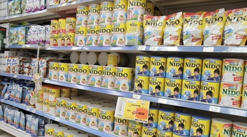 Βρεφικό γάλα και τροφές σε σούπερ μάρκετ