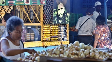 Eικόνα του Κουβανού επαναστάτη ηγέτη Φιντέλ Κάστρο σε λαϊκή αγορά στην Αβάνα της Κούβας