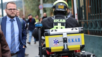 Προσωπικό ΕΚΑΒ έξω από την Ευελπίδων μετά το τηλεφώνημα για βόμβα