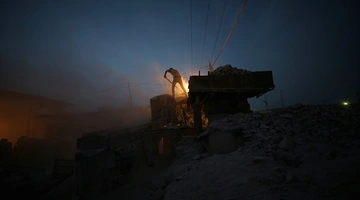 Παλαιστίνιος εργάτης επιχειρεί σε ερείπια σπιτιών που καταστράφηκαν κατά τη διάρκεια του ισραηλινού βομβαρδισμού