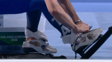 Ο Ιταλός Ντάβιντε Γκιότο έχει στα παγοπέδιλά του τα αποτυπώματα του γιου του