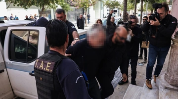 Μεταφορά του αδελφοκτόνου στο εισαγγελέα