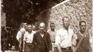 Καισαριανή, 1 Μαίου 1944. Οι Ελληνες κρατούμενοι οδηγούνται στο σκοπευτήριο όπου θα εκτελεστούν