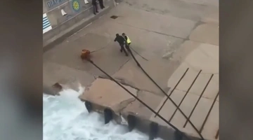 Μάχη για να δέσει πλοίο στην Κάρπαθο