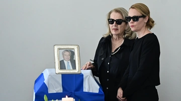 Η σύζυγος και η κόρη του Αναστάση Παπαληγούρα, στην κηδεία του