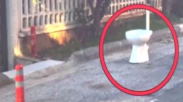 Λεκάνη τουαλέτας στον δρόμο