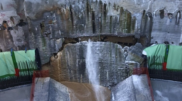 Η άφιξη του μετροπόντικα «Αθηνά» στον Ευαγγελισμό