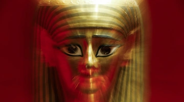 Επιχρυσωμένη μάσκα μούμιας από χαρτόνι, η οποία αποτελεί μέρος της έκθεσης «Μούμιες της Αιγύπτου.