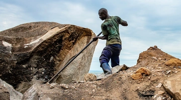 Εργάτης μεταλλευτικής στη Νιγηρία