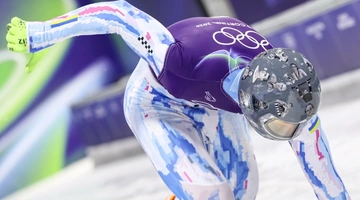 Ουκρανός αθλητής των Χειμερινών Ολυμπιακών φορά κράνος με τα θύματα του πολέμου στη χώρα του