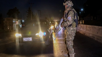 Ταλιμπάν ελέγχει όχημα σε σημείο ελέγχου στην Καμπούλ του Αφγανιστάν