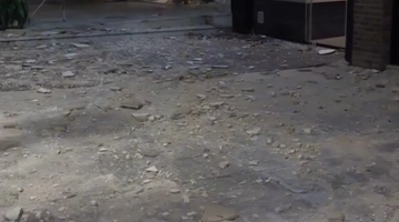 Έπεσαν ζαρντινιέρες από πολυκατοικία στο Παλαιό Φάληρο