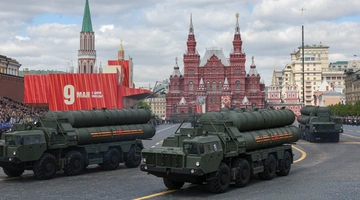 Εικόνα από την Ημέρα Νίκης στη Ρωσία με την στρατιωτική παρέλαση