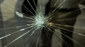 σπασμένο τζάμι